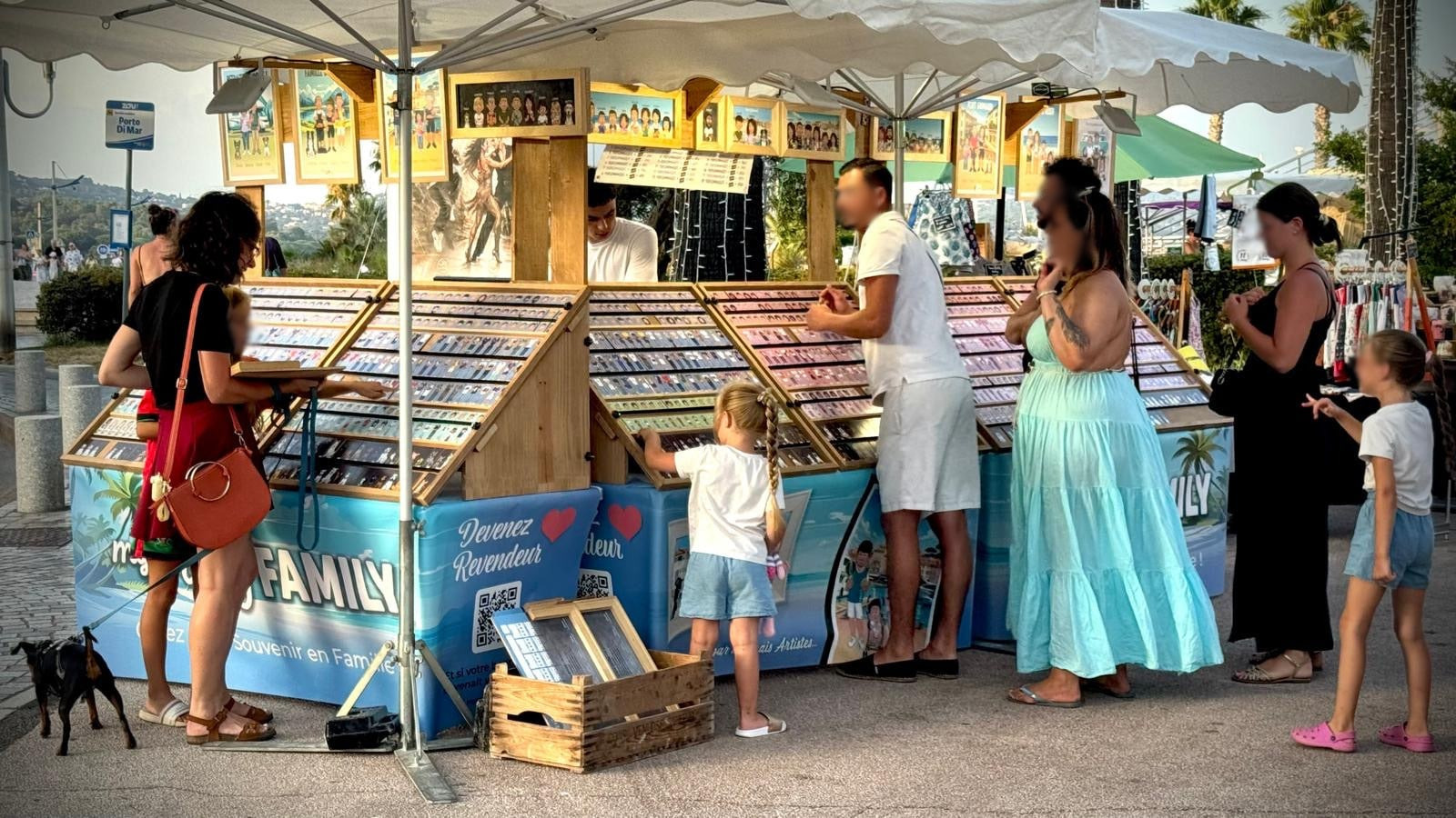 Des familles créent leur souvenir personnalisé dans un corner My Pretty Family en plein air